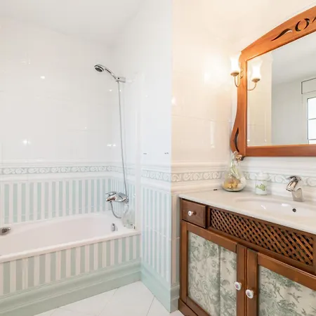 Large 5-bed Villa, Mountain And Beach, At 30' From Barcelona Villa