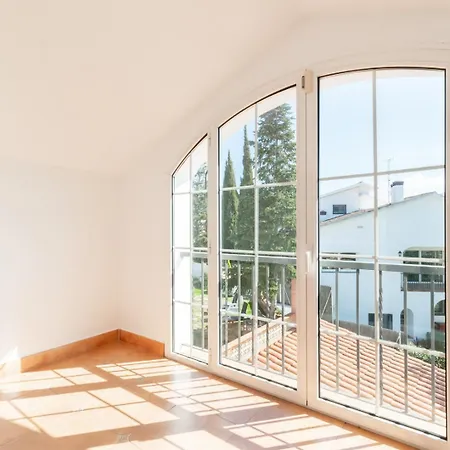 Villa Large 5-bed Villa, Mountain And Beach, At 30' From Barcelona *