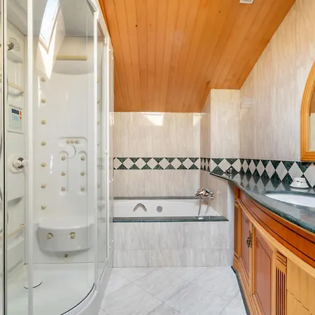 Villa Large 5-bed Villa, Mountain And Beach, At 30' From Barcelona Vallromanes