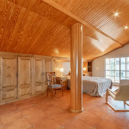 Large 5-bed Villa, Mountain And Beach, At 30' From Barcelona Villa