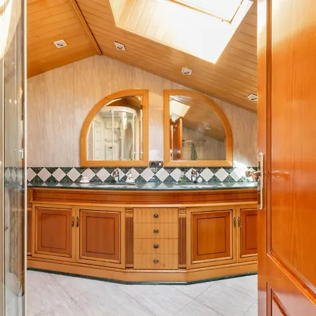 Villa Large 5-bed Villa, Mountain And Beach, At 30' From Barcelona Vallromanes